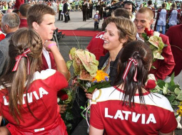 Olimpiskais čempions Māris Štrombergs tiek sagaidīts Rīgas lidostā. Foto: Emīls Desjatņikovs, F64