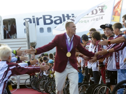 Olimpisko čempionu Māri Štrombergu šovasar Latvijā sagaidīja viņa fani. Foto: Gatis Gierts, F64
