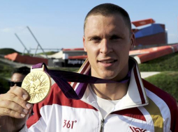 BMX riteņbraucējs Māris Štrombergs ar Londonas olimpiskajās spēlēs izcīnīto zelta medaļu. Foto: Romāns Kokšarovs, F64