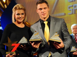 Ineta Radēviča un Māris Štrombergs ar gada labākā sportista balvām. Foto: Evija Trifanova, LETA