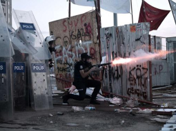 Turcijas policisti raida šāviņu uz demonstrantiem Taksima laukumā. Foto: AFP/LETA