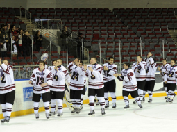 U-18 hokeja izlase pēc spēles ar Ungāriju. Foto: Romāns Kokšarovs, F64