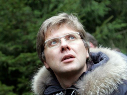 Kas tur gaisā? Rīgas mērs Nils Ušakovs saspringti vēro debesis. Foto: Kaspars Krafts, F64