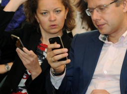 Rīgas mērs Nils Ušakovs (no labās) kopā ar preses sekretāri Annu Kononovu. Foto: Lita Krone, LETA