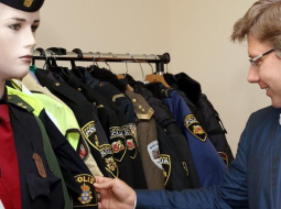 Nils Ušakovs priecājas par policistu formas tērpiem. Foto: Kaspars Krafts, F64