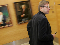 Rīgas mērs Nils Ušakovs pie citu bijušo mēru portretu galerijas. Foto: Raitis Plauks, F64