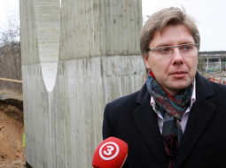 Rīgas mērs Nils Ušakovs iepazīstas ar Krišjāņa Valdemāra un Daugavgrīvas ielu satiksmes mezgla rekonstrukcijas darbiem, kuri tiek īstenoti ar Eiropas Reģionālās attīstības fonda (ERAF) līdzfinansējumu. Foto: Kaspars Krafts, F64