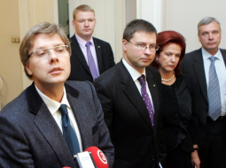 Nils Ušakovs (no kreisās) kopā ar "Vienotības" pārstāvjiem pēc tikšanās pirmdien. Foto: Ieva Čīka, LETA