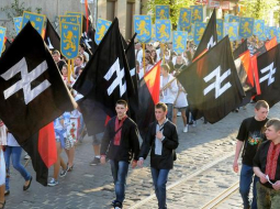 Ukraiņu nacionālisti šogad aprīlī devās gājienā, lai līdzīgi kā Latvijā piemin leģionārus, atcerētos ukraiņu Galīcijas Waffen SS divīziju. Foto: AFP/LETA