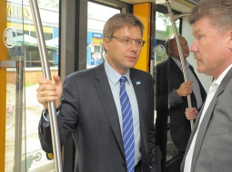 Cilvēki, kuri ir atbildīgi par pasažieru segregāciju Rīgā - Rīgas domes priekšsēdētājs Nils Ušakovs un SIA "Rīgas satiksme" valdes priekšsēdētājs Leons Bemhens. Foto: Gints Ivuškāns, F64