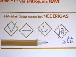 CVK brīdinājums par nederīgām atzīmēm vēlēšanu zīmēs. Foto: Renāte Briede, LETA