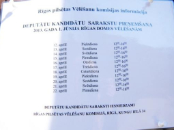 Saraksts pie vēlēšanu komisijas durvīm. Foto: Ieva Lūka, LETA