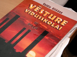 Valda Klišāna sarakstītā vēstures grāmata. Foto: Evija Trifanova, LETA