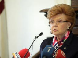 Bijusī Valsts prezidente (no 1999. līdz 2007.gadam) Vaira Vīķe – Freiberga saka uzrunu zinātniskajā konferencē "Valsts prezidenta institūcijas darbības izvērtēšana", kas veltīta Valsts prezidenta institūcijas 90 gadu jubilejai. Foto: Ieva Čīka, LETA