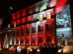 Pagājušajā gadā uz Ministru kabineta ēkas gaismas festivāla "Staro Rīga" laikā tika veidota gaismu un video projekcija "Latvijas karoga stāsts". Foto: Ieva Čīka, LETA