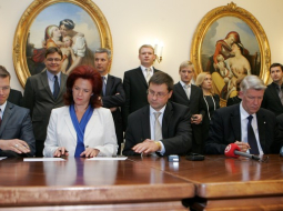 Valdības deklarācijas parakstīšana. No kreisās - Raivis Dzintars, Solvita Āboltiņa, Valdis Dombrovskis, Valdis Zatlers un Gaidis Bērziņš. Foto: Raitis Plauks, F64