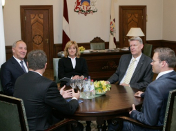 Valdības veidošana turpinās. Pie viena galda prezidents Andris Bērziņš, Valdis Dombrovskis, Raivis Dzintars, Valdis Zatlers un prezidenta preses sekretāre Līga Krapāne. Foto: Raitis Plauks, F64