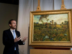 Muzeja direktors Aksels Rīgers pie jaunatklātās Vinsenta van Goga gleznas "Saulriets Monmažūrā". Foto: AFP/LETA