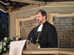Arhibīskaps Jānis Vanags dievkalpojumā. Foto: Inga Nestere, F64