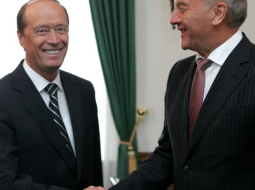 Krievijas vēstnieks Aleksandrs Vešņakovs (no kreisās) un Valsts prezidents Andris Bērziņš. Foto: Raitis Plauks, F64