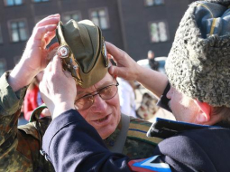 Vīri padomju karavīru un kazaku formas tērpos gatavojas 9.maija svinībām. Foto: Kaspars Krafts, F64