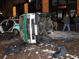 Izdemolētās un apgāztās policijas automašīnas Smilšu ielā. Pēc protesta akcijas 2009.gada 13.janvārī vairāk nekā 1000 agresīvu jauniešu sāka grautiņus Vecrīgā. Foto: Ieva Čīka, LETA