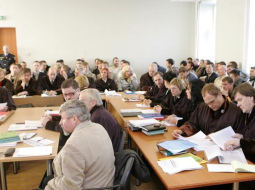 Tiesas sēdē, kurā skatīja Vecrīgas grautiņa lietu, allaž bijis daudz ļaužu - advokāti vien katram apsūdzētajam veido lielu grupu. Foto: Jānis Bērziņš, F64