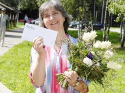 Velga Vītola pagājušā gada vasarā priecājas par sabiedrības atbalstu. Foto: Gints Ivuškāns, F64