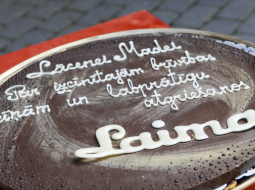 Trīs kilogramus smagā "Laimā" izgatavotā šokolādes medaļa. Foto: Gints Ivuškāns, F64