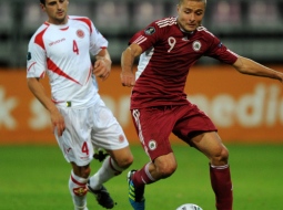 Latvijas futbolists Māris Verpakovskis cīņā ar Maltas komandas pārstāvi. Foto: Romāns Kokšarovs, F64