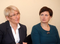 Labklājības ministrijas (LM) valsts sekretāre Ieva Jaunzeme (no kreisās) un labklājības ministre Ilze Viņķele preses brīfingā. Foto: Edijs Pālens, LETA