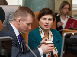 Ilze Viņķele (Vienotība) un Edmunds Sprūdžs (RP) valdības sēdē. Foto: Andrejs Terentjevs, F64
