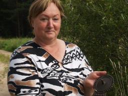 Vidrižu tutulsaktas atradēja Ilze Jaunzemniece un tutulsaktu rokās. Foto: Juris Urtāns