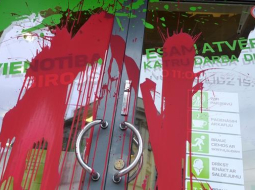 "Vienotības" biroja durvis K. Barona ielās, kas pirms vairāk nekā diviem gadiem kādā vasaras naktī tika aplietas ar sarkanu krāsu. Foto: Lita Krone, LETA