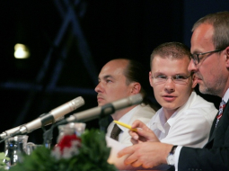 "Visu Latvijai!" līderi Imants Parādnieks (no kreisās) un Raivis Dzintars sarunā ar TB/LNNK līderi Robertu Zīli. Foto: Raitis Plauks, F64