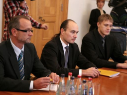 9.Saeimas deputāts Dzintars Rasnačs (TB/LNNK) (no kreisās), &quot;Visu Latvijai&quot; līdzpriekšsēdētājs Imants Parādnieks (VL) un &quot;Visu Latvijai&quot; biedrs Jānis Dombrava. Autore: Evija Trifanova, LETA