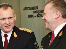 Valsts policijas priekšnieks ģenerālis Valdis Voins (K), Valsts ugunsdzēsības un glābšanas dienesta priekšnieks ģenerālis Ainars Pencis (L). Foto: Andrejs Strokins, F64