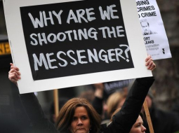 Protestētāji pie Vestmisteras tiesas Londonā 14.decembrī. Foto: AFP/LETA