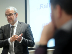Eiropas Parlamenta deputāts Roberts Zīle piedalās diskusijā par "Rail Baltica". Foto: Ieva Čīka, LETA