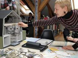 Arhitekte Zaiga Gaile pie Žaņa Lipkes memoriāla maketa. Foto: Lita Krone, LETA