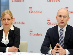Vēl līdzās - Privatizācijas aģentūras valdes priekšsēdētāja Iveta Zalpētere un ekonomikas ministrs Daniels Pavļuts. Foto: Lita Krone, LETA