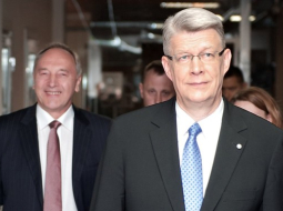 Attēlā: Prezidenta amata kandidāti Andris Bērziņš (ZZS) (K) un Valdis Zatlers (L). 
