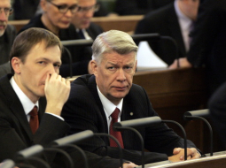 Valdis Zatlers kopā ar partijas biedru Jāni Ozoliņu Saeimas sēdē. Foto: Andrejs Terentjevs, F64