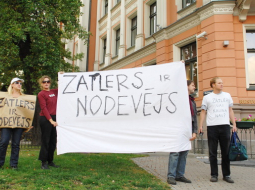 Protestētāji pret ZRP vēlmi iet kopā valdībā ar Saskaņas centru. Foto: Gints Ivuškāns, F64