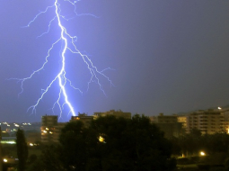 Šis gan nav zibens Īrijā, bet Albānijā. Foto: AFP/LETA