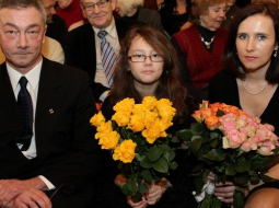 Grāmatas autors Rimants Ziedonis ar sievu Agnesi un meitu Evelīnu piedalās Imanta un Rimanta Ziedoņu grāmatas "Leišmalīte" prezentācijā Rīgas Latviešu biedrības namā. Foto: Ieva Čīka, LETA