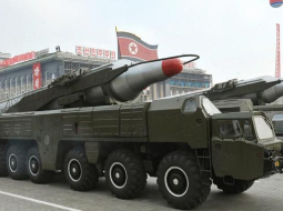 Ziemeļkorejas "Musudan" raķetes militārās parādes laikā Phenjanā. Foto: EPA/LETA