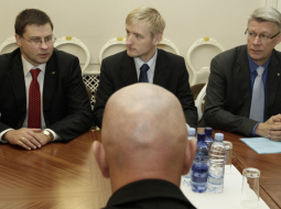 Valdis Dombrovskis (no kreisās), Edmunds Sprūdžs un Valdis Zatlers valdības sarunās. Foto: Jānis Saliņš, F64