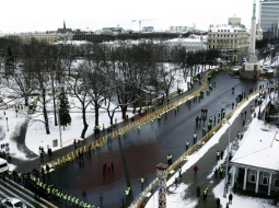 Brīvības pieminekli ielenkusi policija. Foto: Lauris Aizupietis, F64