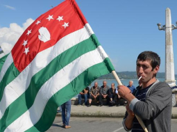 Protestētājs Abhāzijā. Foto: ITAR-TASS/LETA